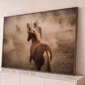 Cavalo alazão de crina loira, de costas, seguindo a manada no meio da poeira, quadro decorativo