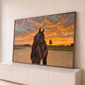 Cavalo baio de cabeçada no picadeiro de areia com céu laranja de pôr do sol ao fundo, quadro decorativo