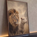 Quadro Decorativo Grande Leão e Cordeiro para Sala Bege | quadros decorativos para sala | leão de juba dourada ao lado de cordeiro branco olhando para o mesmo horizonte | Porao dos Quadros