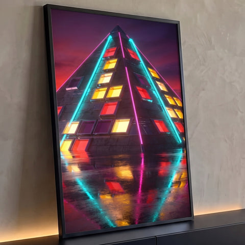 Pirâmide futurista com bordas neon rosa e ciano, janelas coloridas e reflexo no chão, quadro decorativo