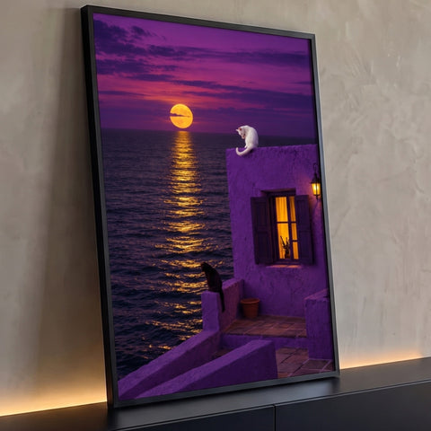 Gato branco e gato preto em casa roxa diante da lua cheia refletida no mar à noite, quadro decorativo