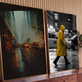 Quadro Decorativo Grande Trem Noturno para Sala Amarelo | quadros decorativos para sala | trem noturno fumegante ao lado de pessoa com capa amarela caminhando na chuva | Porao dos Quadros