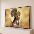 Rainha egípcia de perfil com coroa azul e ouro, joias e hieróglifos ao fundo, quadro decorativo