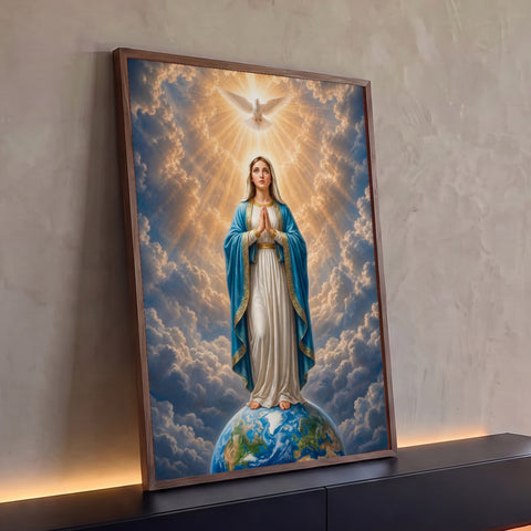 Quadro Decorativo Grande Nossa Senhora Nuvens para Sala | quadros decorativos para sala | Nossa Senhora de manto azul orando sobre o globo terrestre com pomba de luz acima | Porao dos Quadros