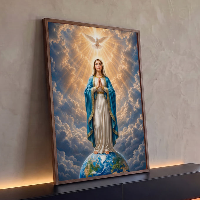 Quadro Decorativo Grande Nossa Senhora Nuvens para Sala | quadros decorativos para sala | Nossa Senhora de manto azul orando sobre o globo terrestre com pomba de luz acima | Porao dos Quadros
