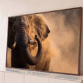 Elefante africano com tromba erguida e presas de marfim em nuvem de poeira dourada, quadro decorativo