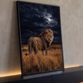 Leão de juba dourada em pé na savana sob nuvens escuras e lua cheia, quadro decorativo