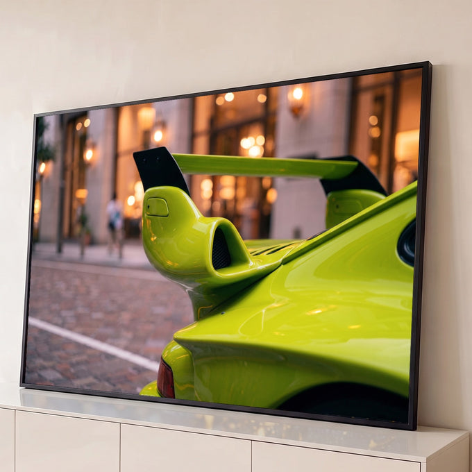 Close do aerofólio de carro esportivo verde-limão em rua de pedras com luzes bokeh, quadro decorativo