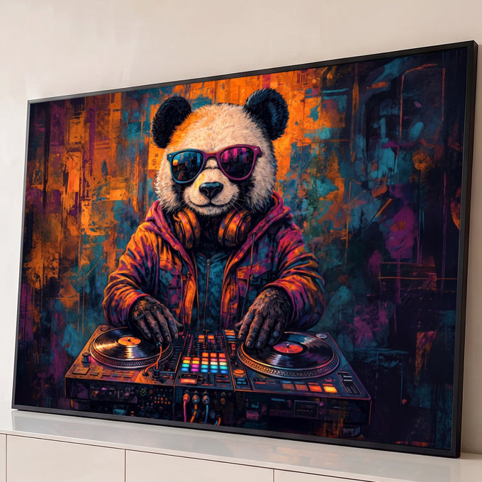 Panda de óculos escuros e fones mixando em toca-discos sobre fundo grafite laranja e azul, quadro decorativo