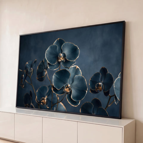 Orquídeas azul petróleo com bordas douradas sobre fundo azul escuro, quadro decorativo