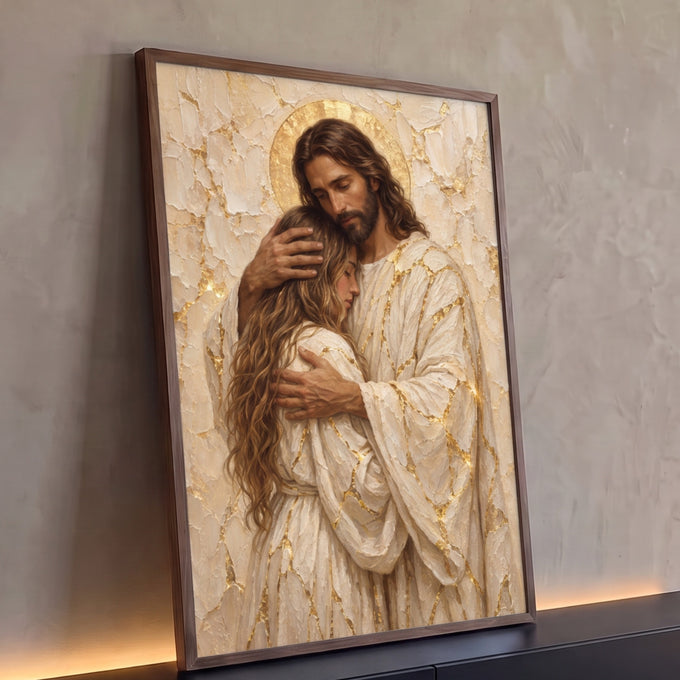 Quadro Decorativo Grande Jesus Abraçando para Sala Dourado | quadros decorativos para sala | Jesus abraçando uma mulher, vestes brancas com veios dourados e auréola dourada | Porao dos Quadros