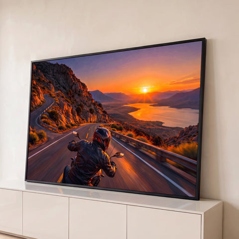 Motociclista de jaqueta de couro em curva de serra ao pôr do sol com lago e montanhas, quadro decorativo