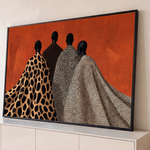 Quatro figuras negras de costas com capas de estampa onça e bolinhas sobre fundo laranja, quadro decorativo