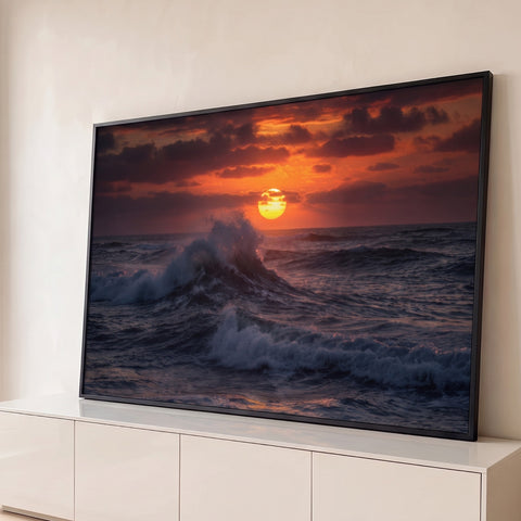 Onda quebrando no mar agitado com sol dourado se pondo sob céu laranja e nuvens escuras, quadro decorativo