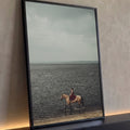 Mulher de vestido vermelho montada em cavalo baio na beira do mar sob céu nublado, quadro decorativo