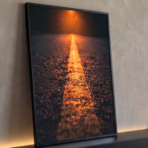 Fotografia de asfalto com faixa amarela iluminada por luz laranja ao entardecer, quadro decorativo