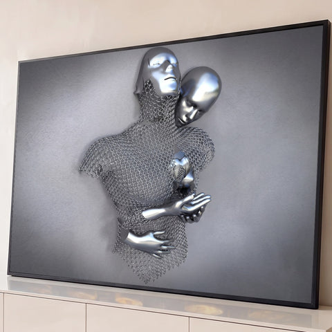Casal abraçado em escultura de malha metálica com rostos cromados sobre fundo cinza, quadro decorativo