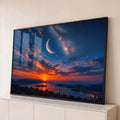 Quadro Decorativo Grande Lua Crescente para Sala Azul | quadros decorativos para sala | lua crescente e Via Láctea sobre mar e montanhas ao pôr do sol | Porao dos Quadros