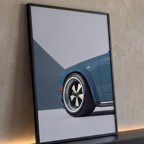 Close da roda esportiva de carro clássico azul petróleo em fundo cinza minimalista, quadro decorativo