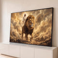 Leão coroado caminhando entre nuvens douradas com Jesus ao fundo, pintura a óleo, quadro decorativo