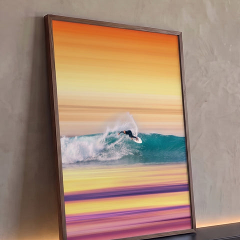 Surfista em prancha branca cortando onda turquesa entre faixas laranja, amarelas e roxas, quadro decorativo