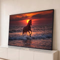 Quadro Decorativo Grande Cavalo Correndo para Sala Laranja | quadros decorativos para sala | cavalo marrom correndo nas ondas do mar sob pôr do sol laranja intenso | Porao dos Quadros