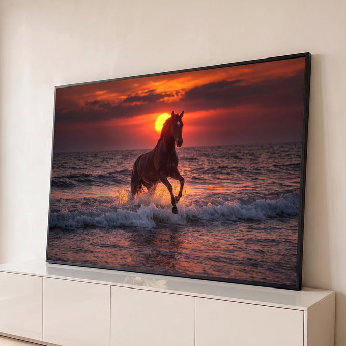 Quadro Decorativo Grande Cavalo Correndo para Sala Laranja | quadros decorativos para sala | cavalo marrom correndo nas ondas do mar sob pôr do sol laranja intenso | Porao dos Quadros