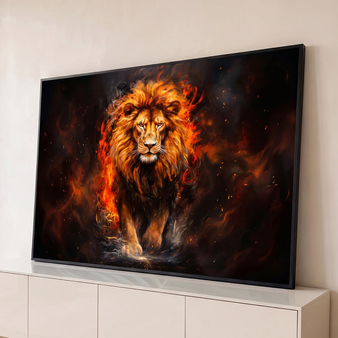 Quadro Decorativo Grande Leão em Chamas Laranja para Sala | quadros decorativos para sala | leão caminhando com juba em chamas douradas e vermelhas sobre fundo escuro | Porao dos Quadros