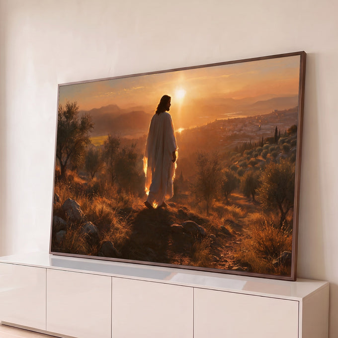 Jesus de manto branco numa colina com oliveiras e cidade ao fundo sob o pôr do sol, quadro decorativo