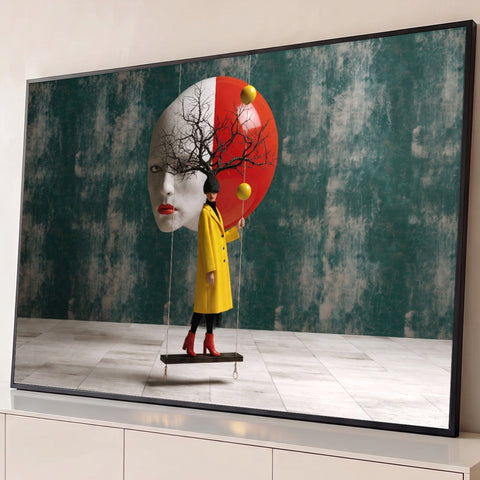 Mulher de casaco amarelo em balanço diante de rosto gigante com galhos secos, fundo verde, quadro decorativo