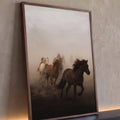 Cavalos marrom escuro, alazão e branco galopando na poeira com cavaleiros na névoa, quadro decorativo