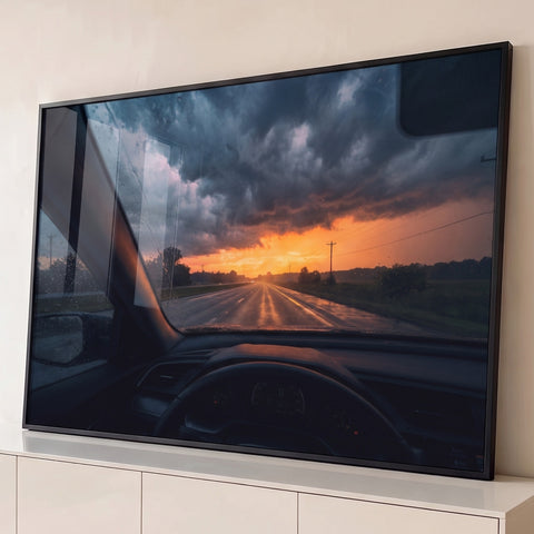 Vista do carro com chuva no para-brisa, estrada e céu de tempestade ao pôr do sol laranja, quadro decorativo