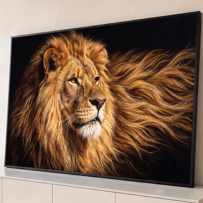 Quadro Decorativo Grande Leão com Juba para Sala Dourado | quadros decorativos para sala | leão com juba dourada ao vento em fundo preto, olhar atento | Porao dos Quadros