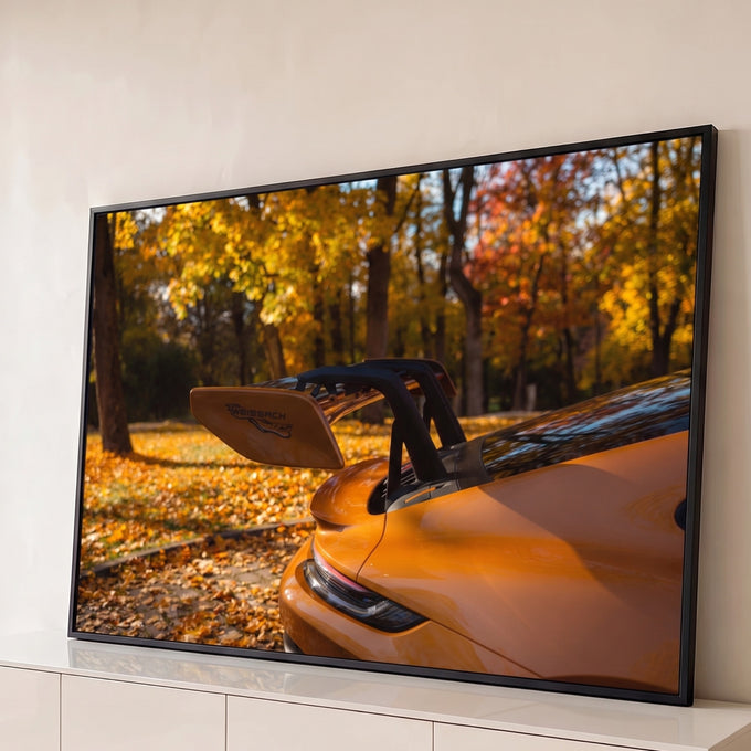 Traseira de Porsche laranja com aerofólio Weissach em parque de outono com folhas douradas, quadro decorativo