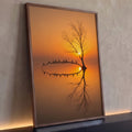 Árvore seca e aves em galho curvo refletidos no lago ao pôr do sol laranja, quadro decorativo