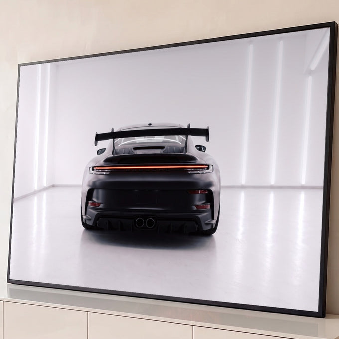 Porsche 911 GT3 fosco de traseira com aerofólio e lanterna vermelha em estúdio branco, quadro decorativo