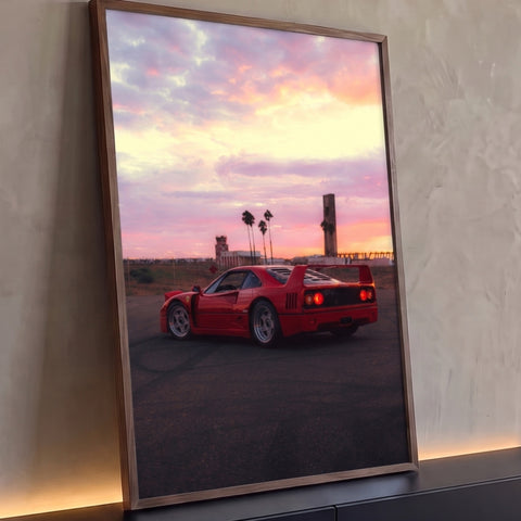 Ferrari F40 vermelha de traseira sob céu rosa de pôr do sol com palmeiras, quadro decorativo