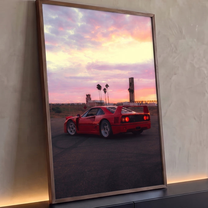 Ferrari F40 vermelha de traseira sob céu rosa de pôr do sol com palmeiras, quadro decorativo