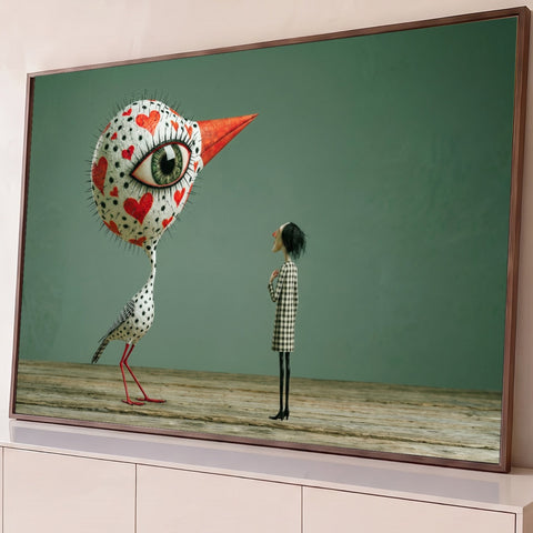 Pássaro surreal com corações vermelhos e olho gigante diante de figura xadrez, fundo verde, quadro decorativo