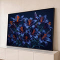 Quadro Decorativo Grande Lírios Azuis para Sala Azul | quadros decorativos para sala | lírios azul-marinho com estames laranja e gotas de orvalho sobre fundo escuro | Porao dos Quadros