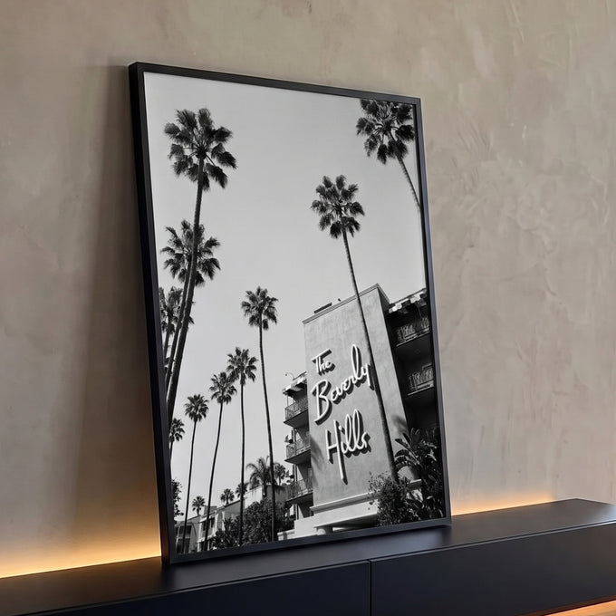 Fotografia preto e branco da fachada do Beverly Hills Hotel com letreiro e palmeiras altas, quadro decorativo