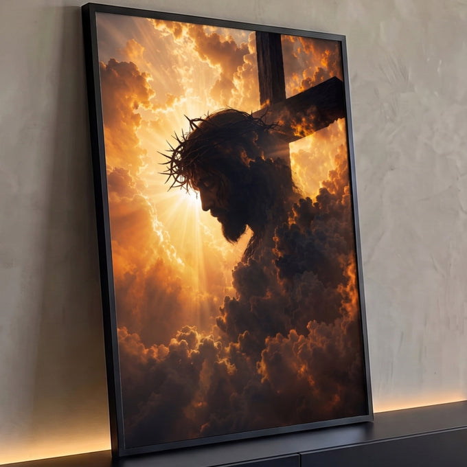 Quadro Decorativo Grande Jesus Espinhos para Sala | quadros decorativos para sala | silhueta de Jesus com coroa de espinhos contra céu dourado dramático e cruz de madeira | Porao dos Quadros