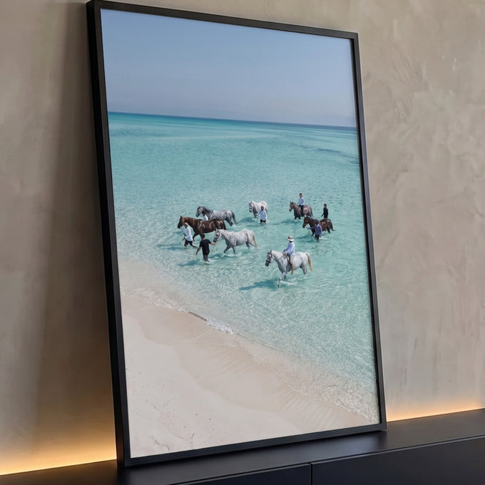 Cavalos brancos e castanhos com cavaleiros no mar turquesa cristalino à beira da praia, quadro decorativo
