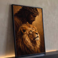 Quadro Decorativo Grande Jesus para Sala Marrom | quadros decorativos para sala | Jesus com coroa de espinhos inclinado sobre um leão dourado em pintura clássica | Porao dos Quadros