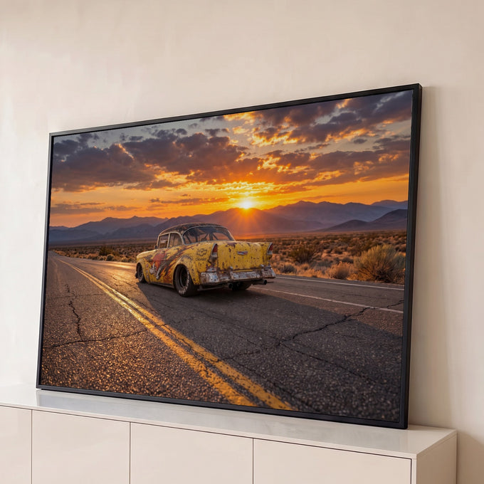 Chevrolet hot rod amarelo enferrujado em estrada no deserto ao pôr do sol com montanhas, quadro decorativo
