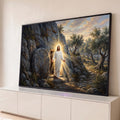 Jesus ressuscitado de túnica branca saindo do túmulo de pedra entre oliveiras e luz dourada, quadro decorativo