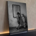 Menino e menina em foto preto e branco diante de espelho antigo com coração desenhado, quadro decorativo