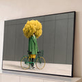 Figura surreal com cabeça de nuvem amarela, casaco xadrez verde e bicicleta diante de parede cinza, quadro decorativo
