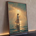 Quadro Decorativo Grande Jesus Caminhando Azul para Sala | quadros decorativos para sala | homem de túnica branca caminhando sobre o mar sob raios de luz dourada no céu | Porao dos Quadros