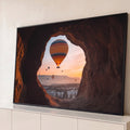 Quadro Decorativo Grande Balão de Ar para Sala Laranja | quadros decorativos para sala | balão de ar quente visto por abertura de rocha sobre vale ao nascer do sol | Porao dos Quadros